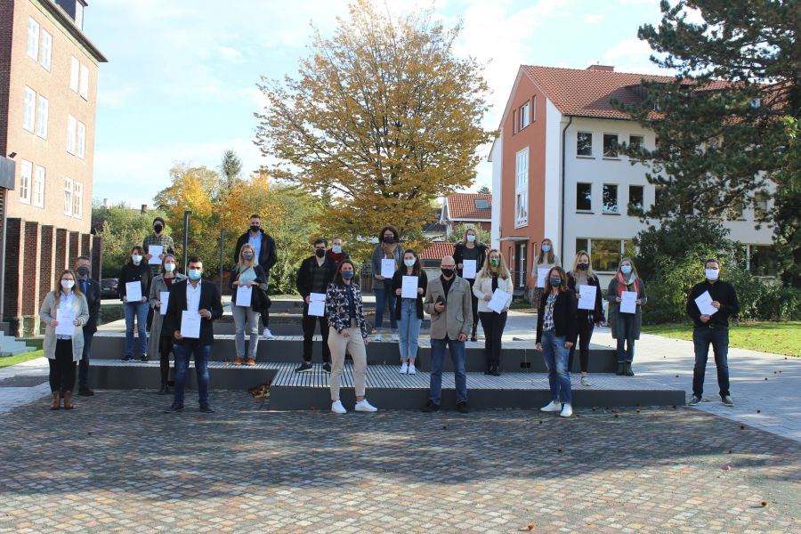 Die 25 zukünftigen Kinderschützer erhielten ihr Zertifikat – vorne mittig v.l. Annabell Timmer, Dr. Gerhard Kilz und Ingrid Müller. Dr. Michael Böwer steht ganz links in der zweiten Reihe.  Foto: Kreis Paderborn, Jugendamt